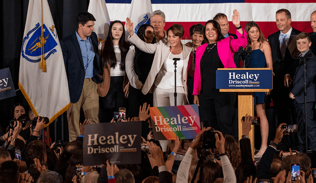 La gobernadora electa demócrata de Massachusetts, Maura Healey (derecha), y la candidata a vicegobernadora, Kim Driscoll (izquierda). Foto: AFP