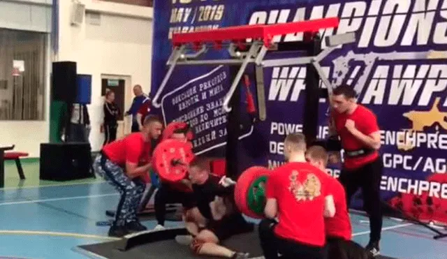 Impactante momento en que deportista se rompe la pierna al levantar 250 kilos [VIDEO]
