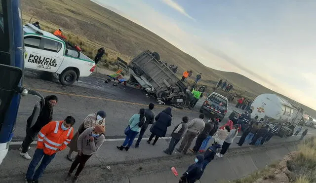 Minivan llevaba pasajeros de Juliaca hacia Arequipa. Once personas fallecieron. Foto: La República.