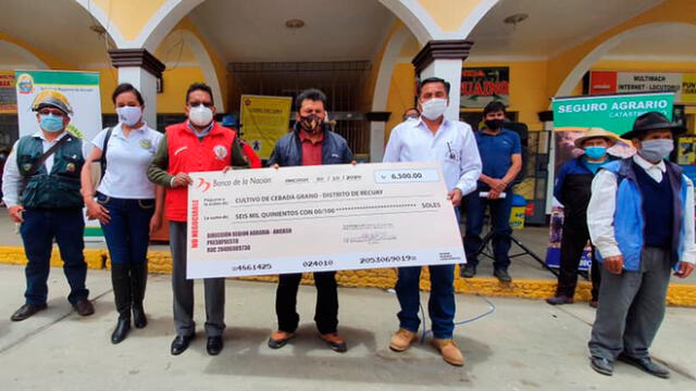 Entregan cheque a agricultores afectados por granizada