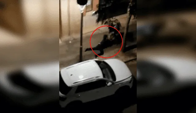 Un ladrón arrastra 20 metros a una mujer para robarle su bolso [VIDEO]