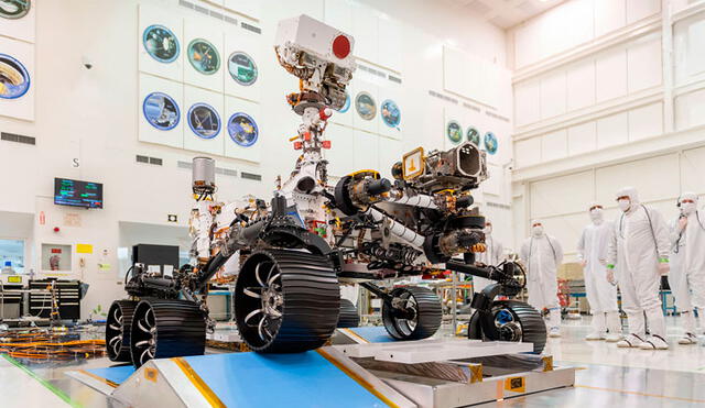 El róver Perseverance ya ha pasado sus principales ensayos. Ahora es ensamblado para ir a Marte. Crédito: NASA.