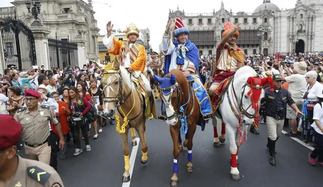 Policías se visten de Reyes Magos y llevan alegría a niños del Rímac y Miraflores