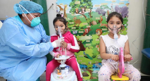 Médicos en Tacna entretienen con juguetes a niños que sufren problemas respiratorios.