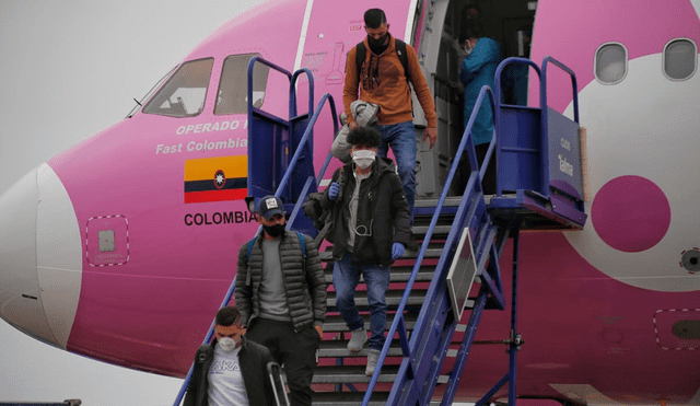Jugadores uruguayos de Alianza Lima y Universitario están de regreso, llegaron en vuelo humanitario. Foto: Antonio Melgarejo/La República
