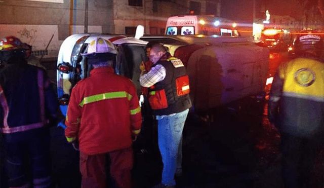 Lince: taxi choca contra ambulancia de bomberos y deja tres heridos. Créditos: Difusión.