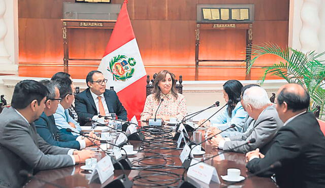 En palacio de gobierno. Presidenta Dina Boluarte y el premier Alberto Otárola se reunieron con legisladores y representantes de la Sunedu y de la Aunap. No estuvo el ministro Becerra.