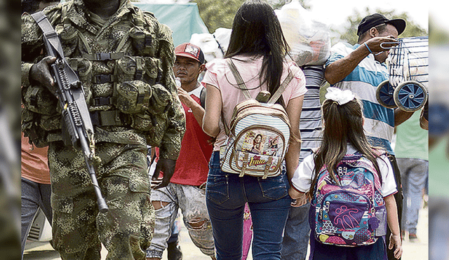 Drama. Una venezolana y su hija ingresan a Colombia.