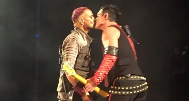 Integrantes de Rammstein se besan en protesta de la LGTBIfobia en Rusia