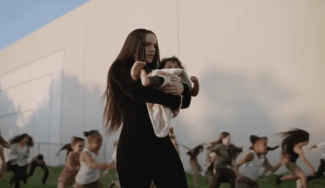 Rosalía en el videoclip de TKN. (Foto: Mujer Hoy)