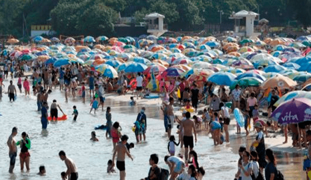 Familias dejaron a un lado el distanciamiento social y abarrotaron las playas de Hong Kong.