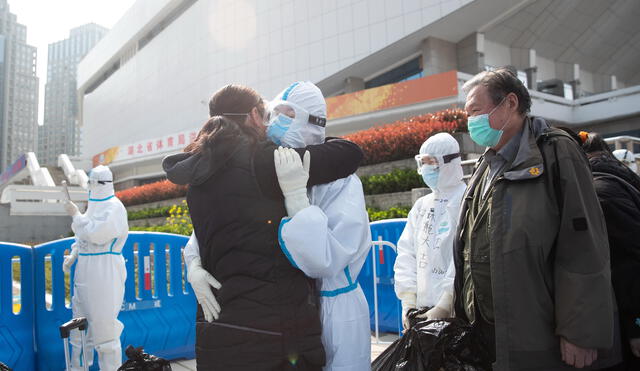 Wuhan (China), 09/03/2020.- Medical staff and patients hug after all patients were discharged at Wuchang Fangcang Hospital, a temporary hospital set up at Hongshan gymnasium to treat people infected with the coronavirus and COVID-19 disease, in Wuhan, Hubei Province, China, 10 March 2020 (issued 11 March 2020). The temporary hospital closes on 10 March after China reported days of decline in the number of new coronavirus cases originating in the country. However, the number of coronavirus cases imported to China continued to rise, with 40 percent of the latest 24 infections reported on 11 March stemming from overseas. EFE/EPA/YFC CHINA OUT