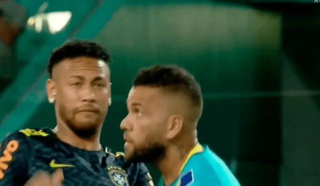 Neymar y Danis Alves fueron interrumpidos por un insecto volador.