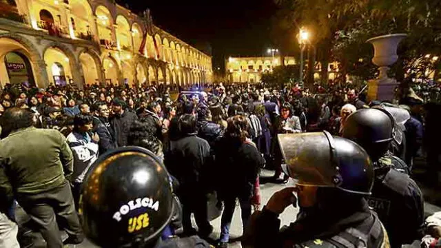 Policía custodiará Plaza de Armas donde se transmitirá partido de Perú - Colombia 