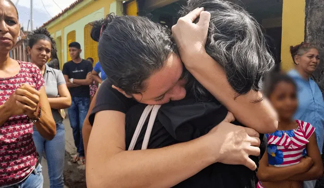 Familiares de fallecidos en calabozo de Venezuela dan su último adiós [FOTOS]