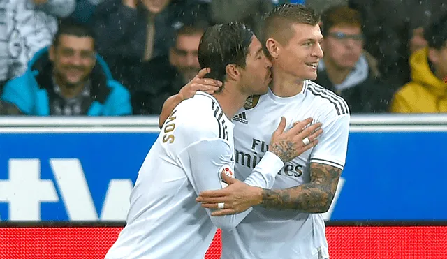 Toni Kroos recibe un beso de Sergio Ramos en un partido del Real Madrid. | Foto: AFP