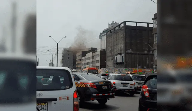 La Victoria: se registra incendio en edificio donde opera empresa CIVA [EN VIVO]