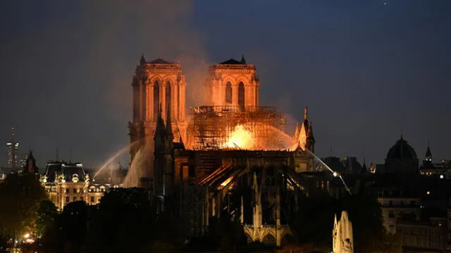 Bomberos dudan poder controlar incendio en catedral de Notre Dame y fuego se extiende a otra torre