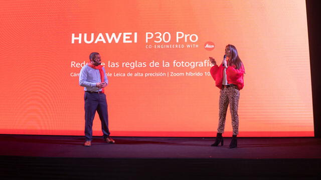 Natalie Vértiz en la presentación del Huawei P30 Pro en su color Amber Sunrise.