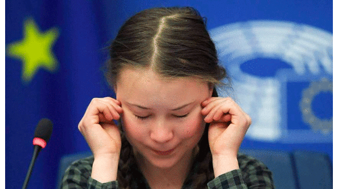 Cuelgan muñeco con rostro de Greta Thunberg en puente de Roma