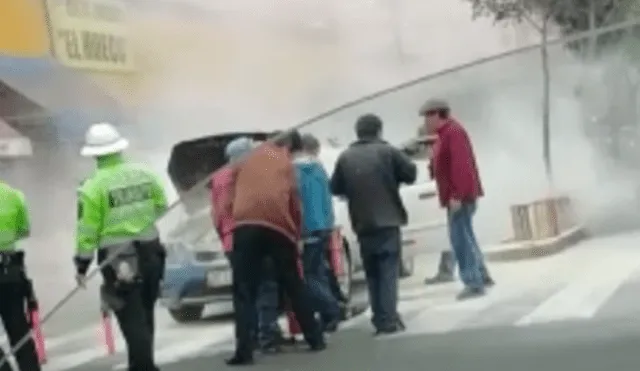 Cercado de Lima: auto se incendia delante del centro comercial ‘‘El Hueco’’ [VIDEO]