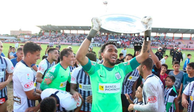 Alianza Lima vs. Sporting Cristal: Pedro Gallese es felicitado por sus compañeros tras el 1-0.