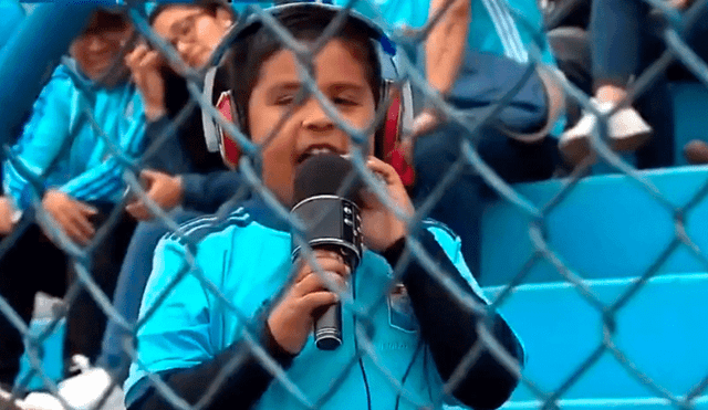 Un niño con audífonos y micrófono fue captado narrando el partido entre Sporting Cristal y Ayacucho FC. | Foto: Gol Perú