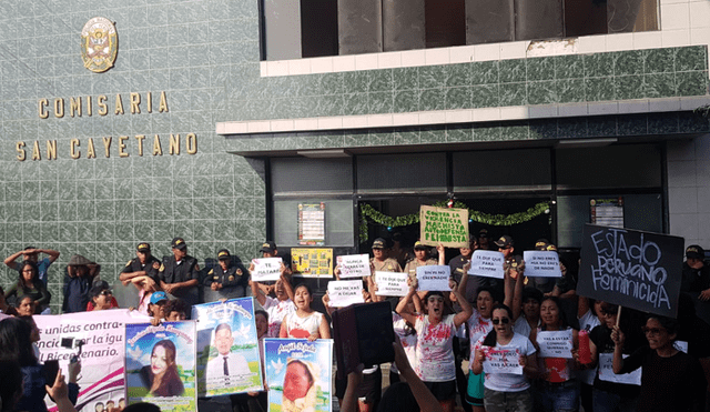 Colectivos de mujeres realizan plantón para exigir justicia por Jessica Tejeda y sus hijos. Foto: Antonio Melgarejo / La República