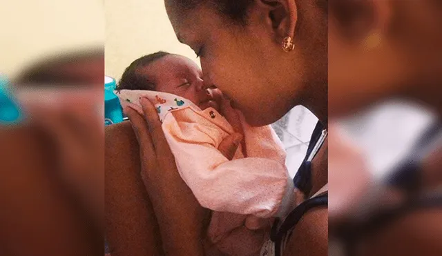 En Facebook, un joven se emocionó hasta las lágrimas al apreciar la sonrisa de su bebé recién nacida.