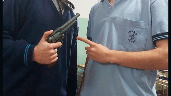 Alumno apunta con una pistola a profesor en plena clase [VIDEO]