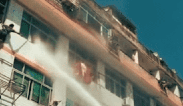 YouTube: Mujer intenta matarse y bomberos usan agua para detenerla [VIDEO]