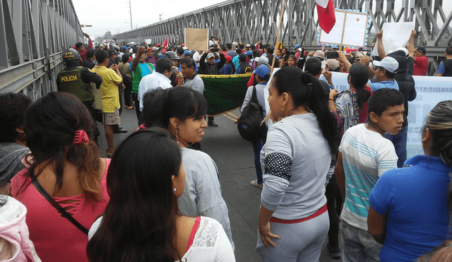 Pobladores bloquean puente de Virú y piden intervención del presidente [VIDEO]