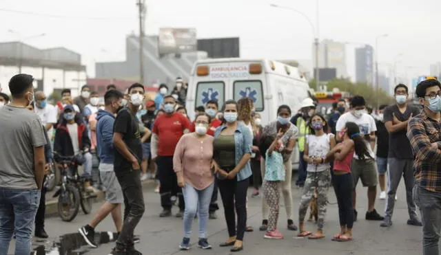 Personas se aglomeran para ver el incendio de código 3. Foto: Antonio Melgarejo/ La República