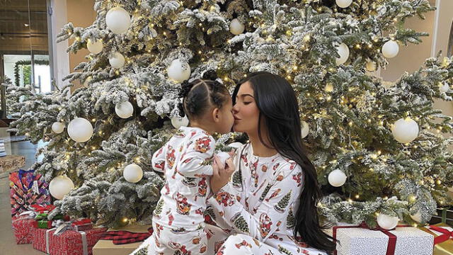 La pequeña de un año recibió lujosos regalos esta Navidad, entre los que se encuentran un anillo de diamantes y un pony.