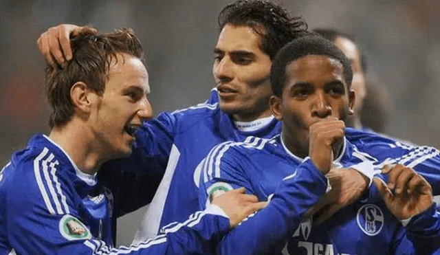 Jefferson Farfán e Ivan Rakitić fueron compañeros en el Schalke 04 de Alemania. (Foto: AFP)