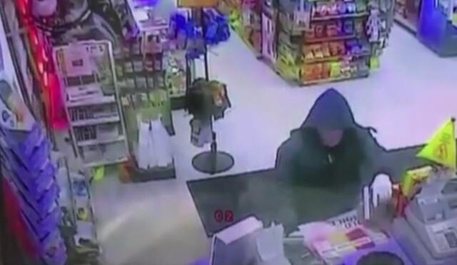 YouTube: Delincuente asaltaba supermercado y un trabajador le dio violenta sorpresa