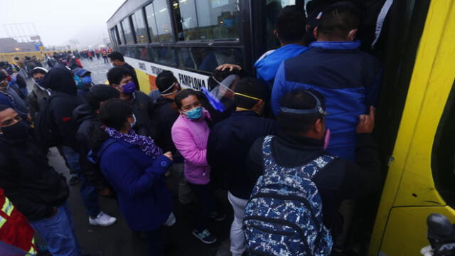 Aglomeraciones al entrar a bus en Puente Nuevo. Créditos: Flavio Matos.
