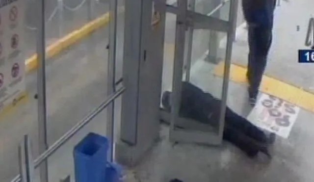 Metropolitano: Sujeto ebrio golpea a guardia de seguridad dentro de una estación [VIDEO]