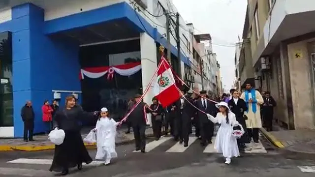 Tacneños escenificaron paseo de bandera vestidos de luto [VIDEO]