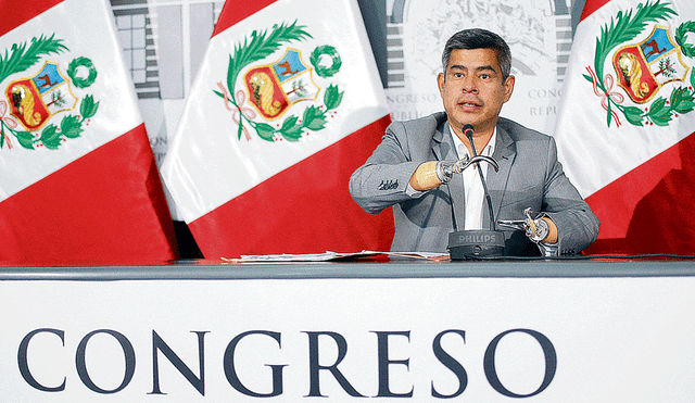 Congresistas exigen a Luis Galarreta anular contratos indefinidos