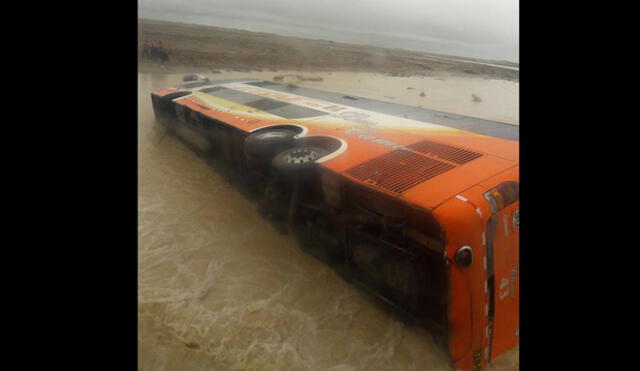 Lambayeque: Bus interprovincial con 32 pasajeros se volcó en Panamericana Norte