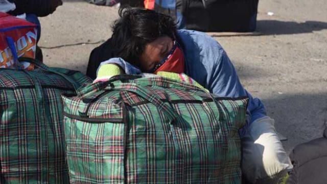 Con cartones o con bolsas, las personas duermen en ese lugar al no tener otro lugar que ir. Créditos: Jenny Valdivia.