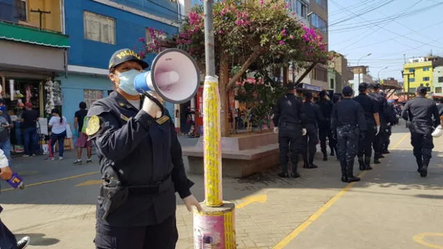 Policía y personal de fiscalización de SMP ejecutaron medidas para mantener el orden en el centro de abastos. (Foto: GLR - URPI)