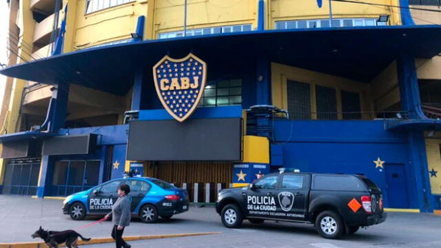 La Policía llegó al estadio de Boca Junior. Foto: Twitter/@EmilianoRaddi