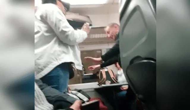 No le ceden el asiento y mujer protagoniza acalorada discusión con pasajeros dentro de un tren [VIDEO]