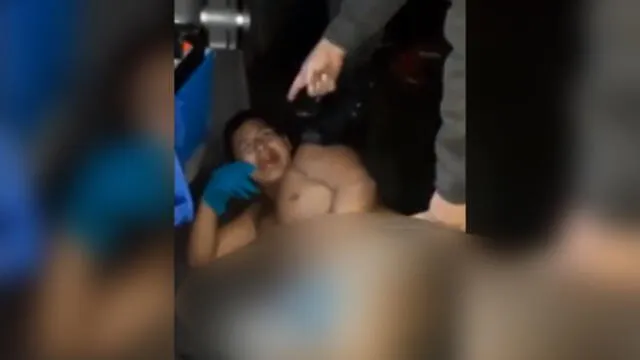 Uno de los ladrones fue desnudado por completo y paseado por las instalaciones del mercado. (Foto: Captura de video / Latina Noticias)