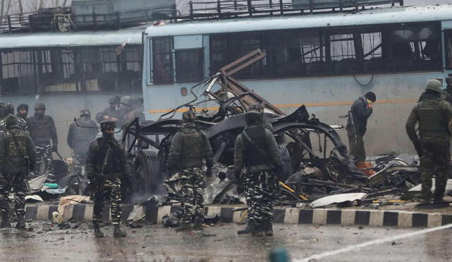 La India: más de 30 policías muertos tras explosión de coche bomba
