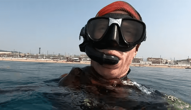 Un buzo quedó en shock luego de toparse con una extraña criatura en la profundidad del mar.
