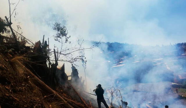 Autoridades y moradores luchan por mitigar las llamas. Foto: COER