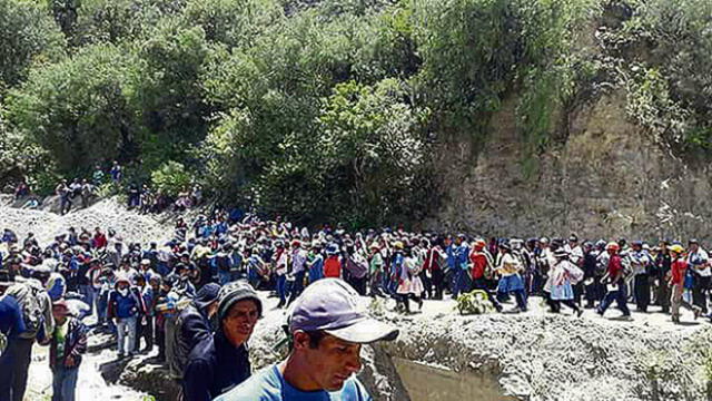 Trabajadores mineros bloquean vías a la sierra
